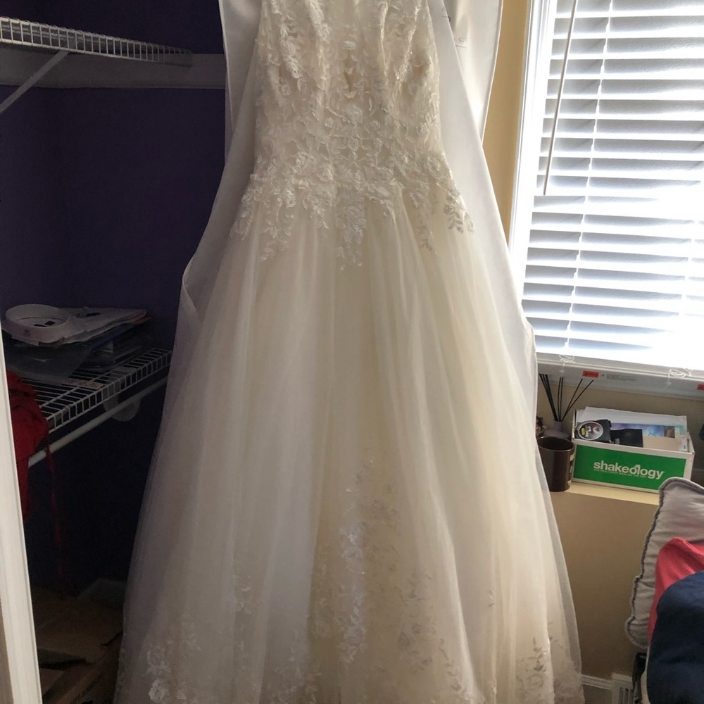 Never worn wedding dress - Picture 8 of 8